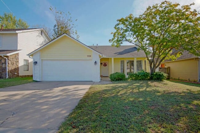 Building Photo - Great little modern and super clean home i...