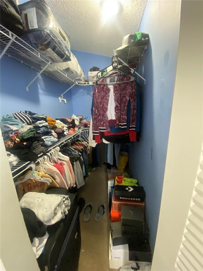 Building Photo - 6245 SW Kendale Lakes Cir