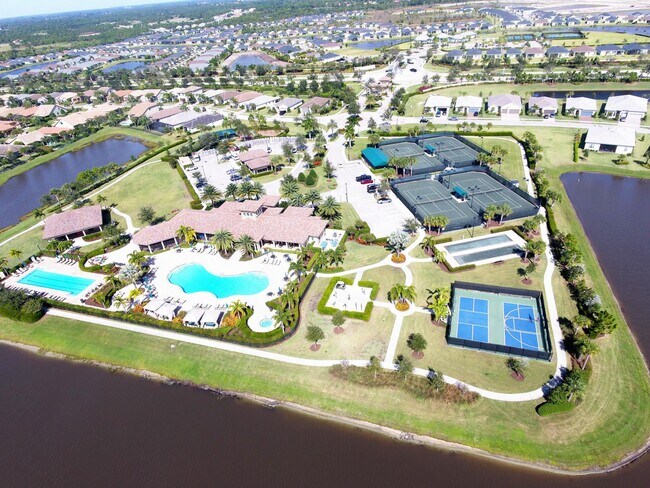 Building Photo - 758 SE Courances Dr