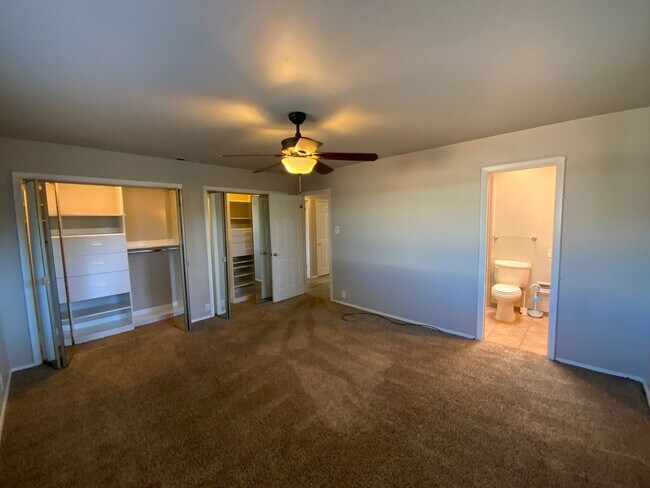 Building Photo - 5 Bedroom Home Available Near Wyoming Blvd NE & Comanche Rd NE!