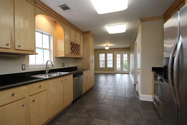 Building Photo - Beautifully updated 3BR/2BA Bungalow in de...