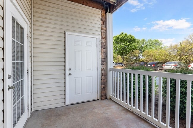 Building Photo - $99 Look and Lease!! 1 bd W/Deck