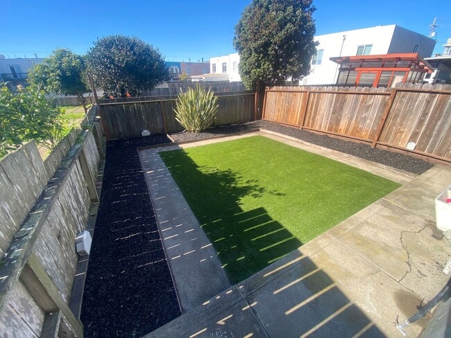 Building Photo - Stunning Redesigned Coastal San Francisco Residence with Modern Finishes/ 3 Bedroom & 1 Bathroom/...