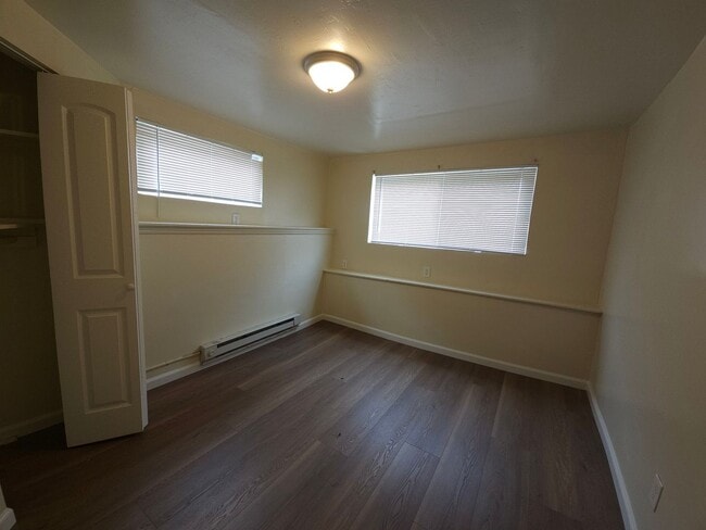 Building Photo - Large 5 bedroom 2 bath Split Level House w...