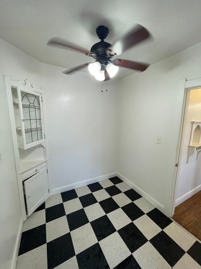 Building Photo - Charming Midtown Studio - 24th Street & J ...