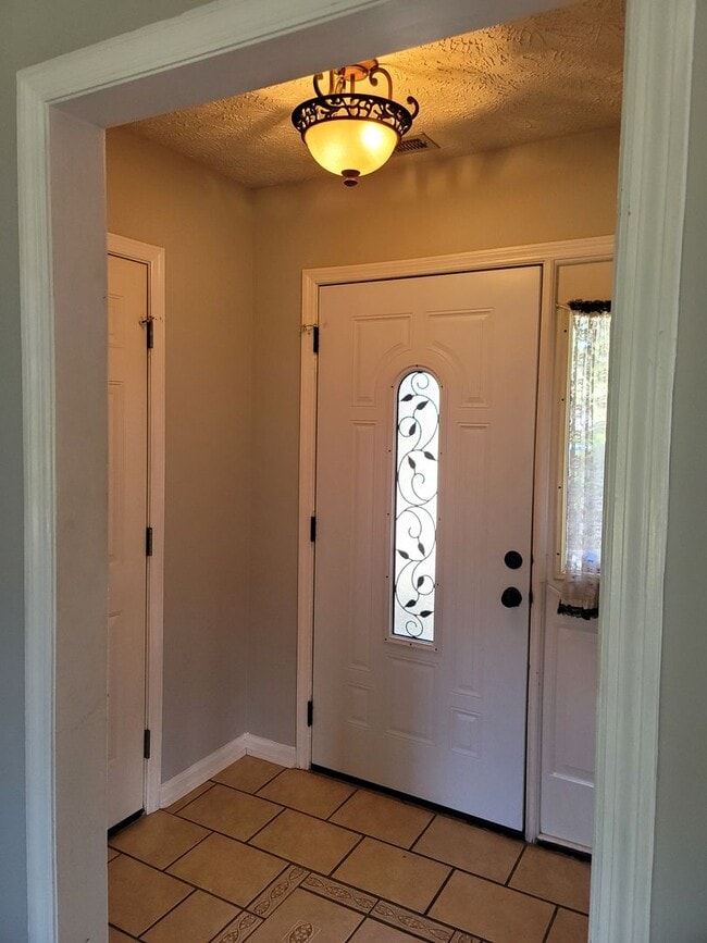 Building Photo - Newly Renovated 3 Bedroom, 2 Bath Ranch Home. Minutes from Shopping & Restaurants!