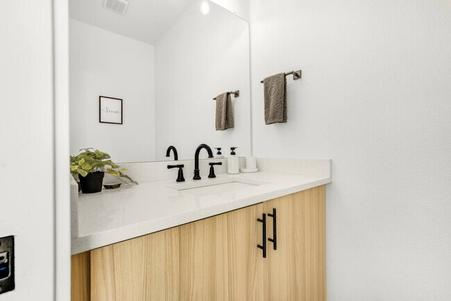 Building Photo - 3309 NE 42nd Pl