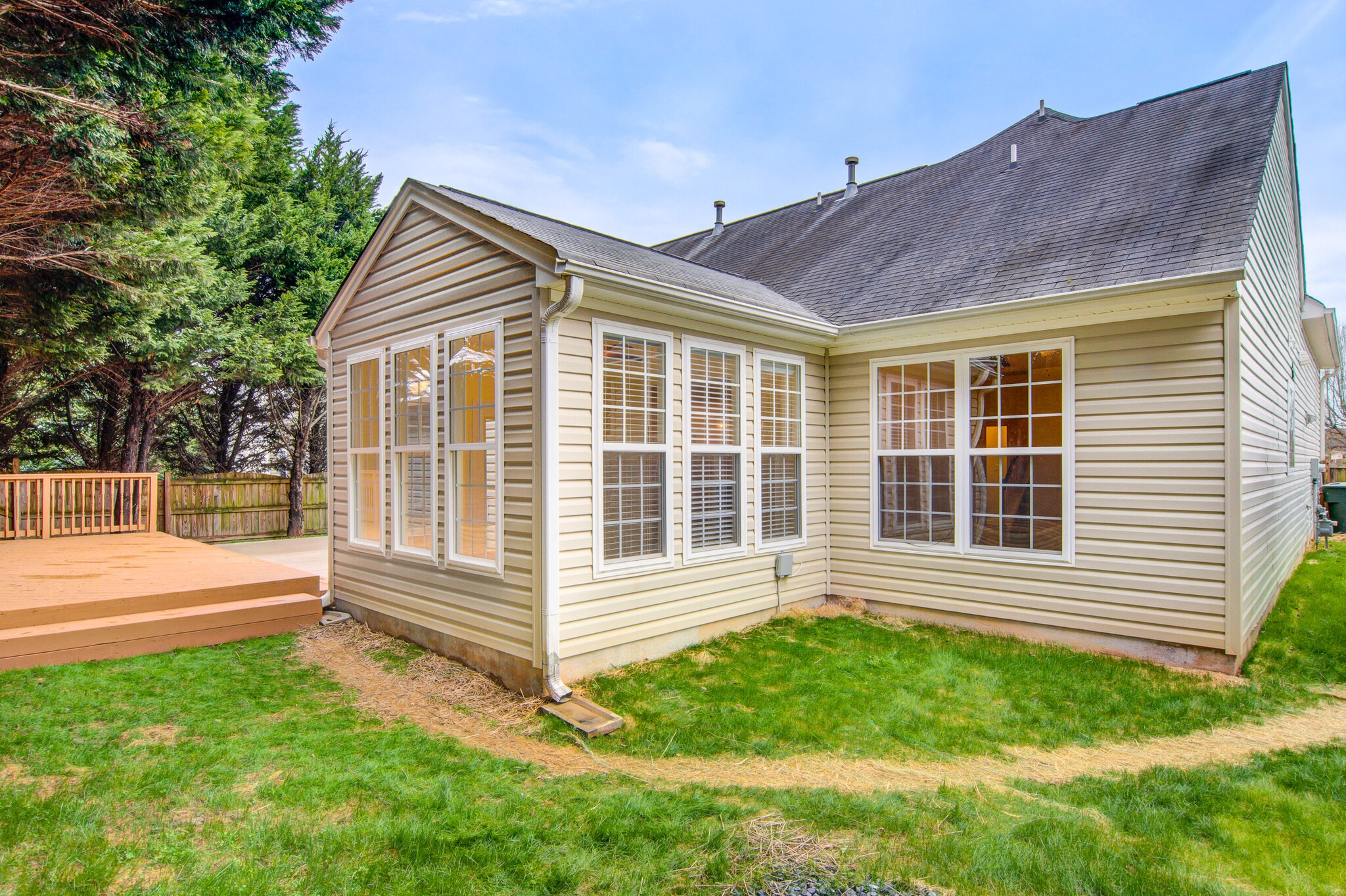 Grass area for pets with fenced all in the back - 6524 Overland Park Dr