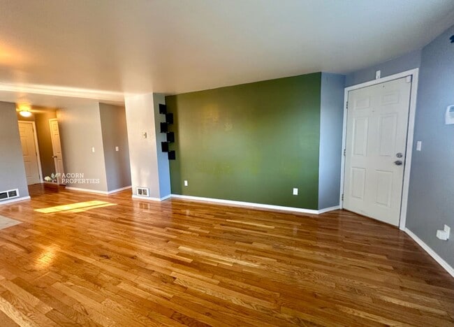 Building Photo - 537 NE Ellis Way