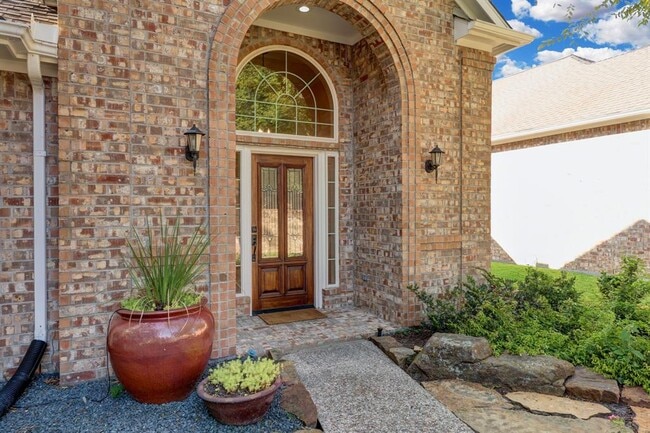 Building Photo - 5022 Coral Gables Dr