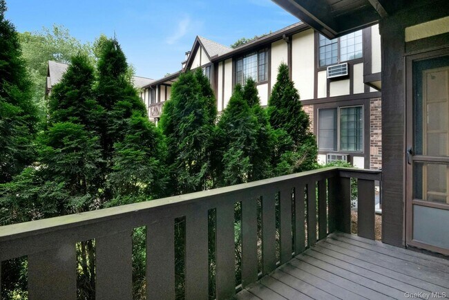 Building Photo - 8 Foxwood Dr
