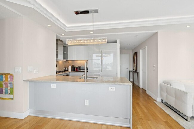 Building Photo - 77 Hudson St