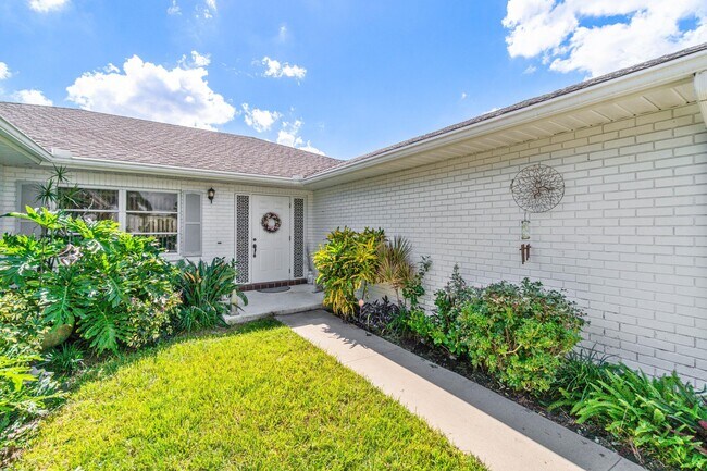 Building Photo - 10990 Greentrail Dr S