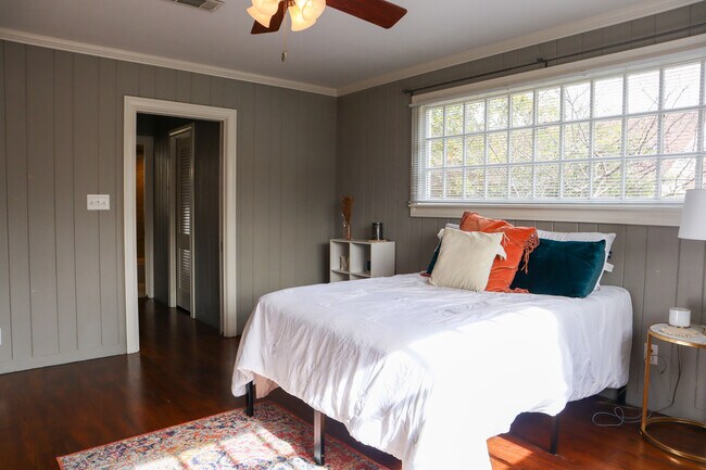 Building Photo - 123 Lloyd St