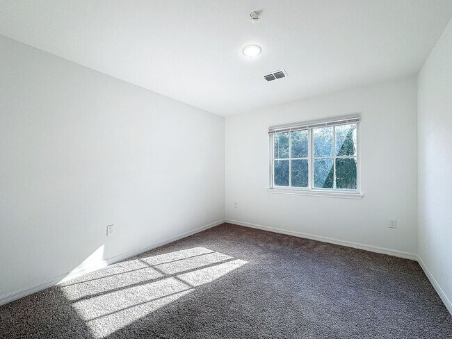 Building Photo - Townhouse For Lease in Saint Cloud