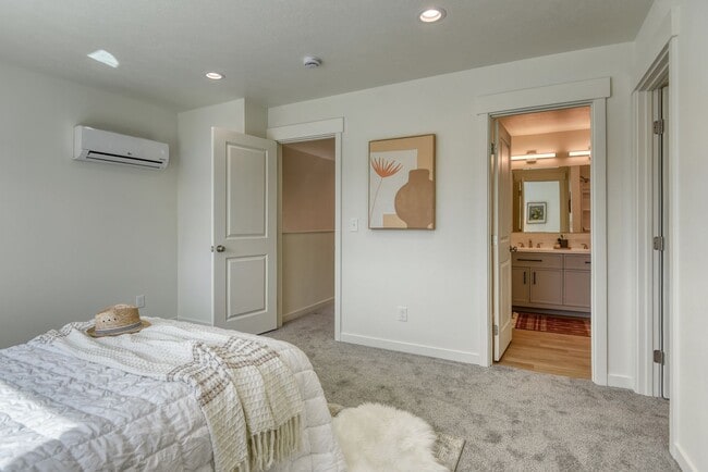 Building Photo - 4913 E 6th Ave