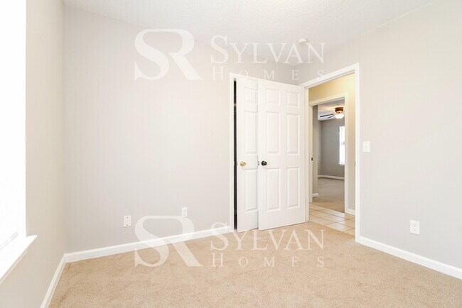 Building Photo - 520 Country Garden Dr