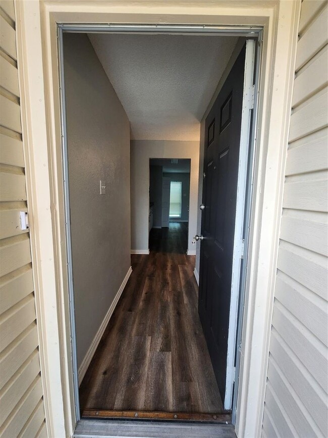 Building Photo - 3 BR/2BA | Updated Single Family Home | 2-Car Garage | Fenced backyard
