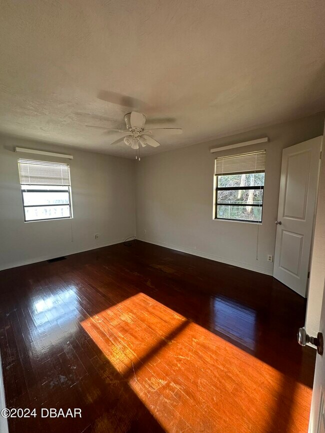 Building Photo - 736 White St