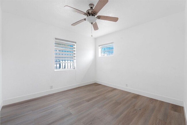 Building Photo - 323 NW 21st Ave