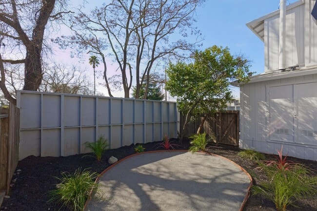 Building Photo - * 2 Weeks Rent Free * 2 Bedroom for Rent