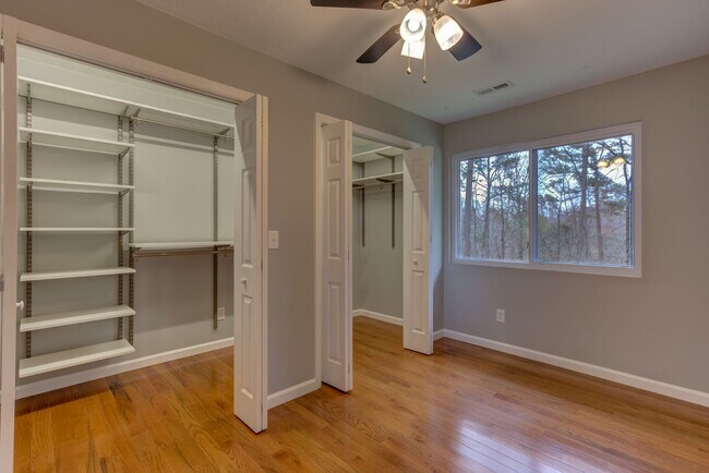 Building Photo - 5 bed 3 bath - Gorgeous Large Family Home ...