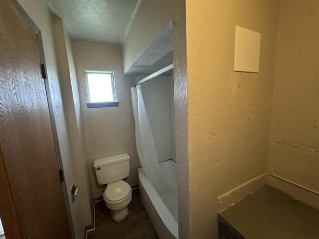 Building Photo - 507 S Connor Ave