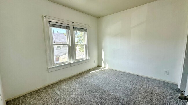 Building Photo - Spacious Upper Unit of a Duplex in Downtown Oakland w/ Shared Yard