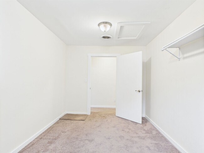 Building Photo - Charming 3-Bedroom Retreat with 2 Full Baths in the Heart of Fredericksburg!