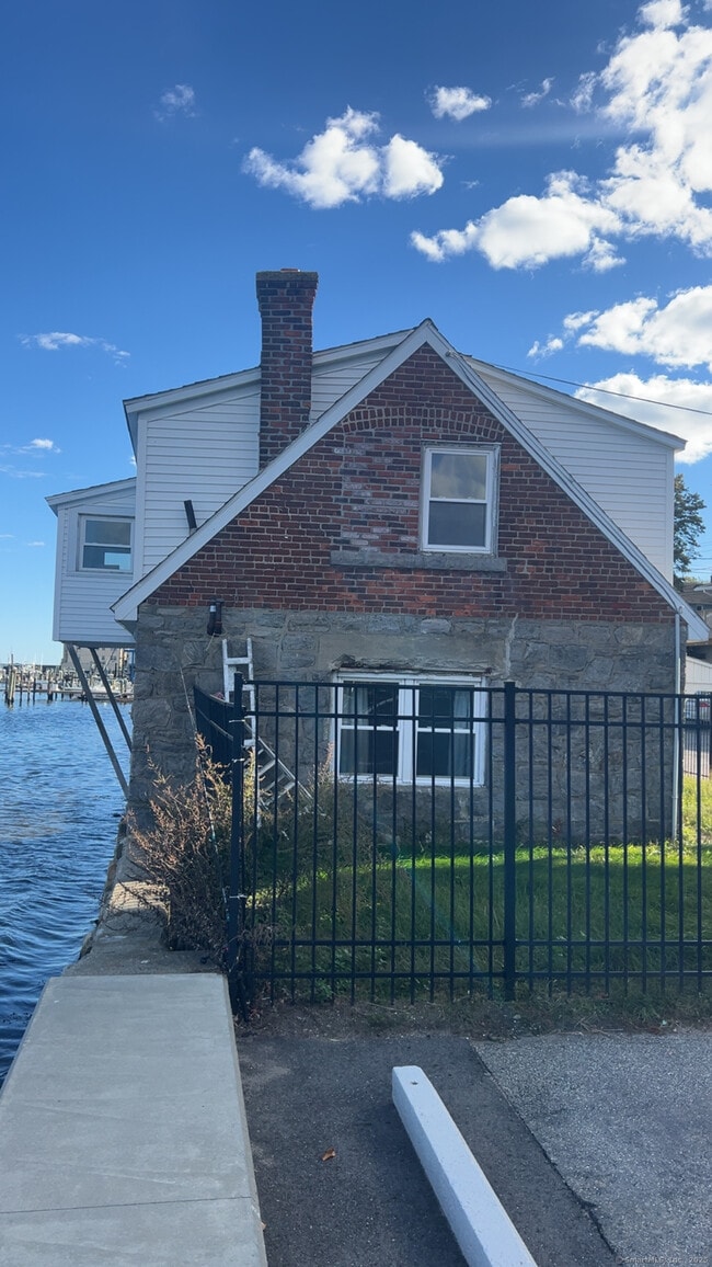 Building Photo - 204 Pequot Ave