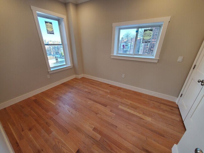Building Photo - Charming 3 Bedroom-