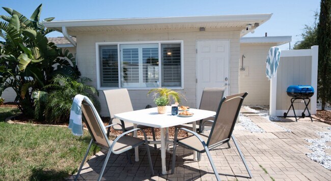 Building Photo - Charming 2 bedroom 1 bathroom beach side home