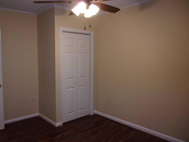 Building Photo - Recently Updated 2 Bedroom 1 Bath Home