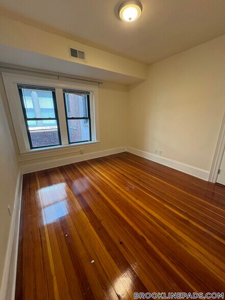 Building Photo - 1463 Beacon St