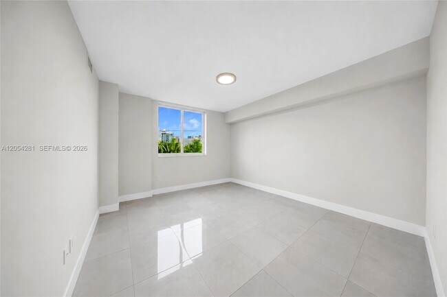 Building Photo - 2775 NE 187th St