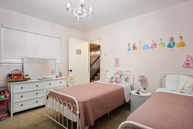 Building Photo - 706 Yale Ln