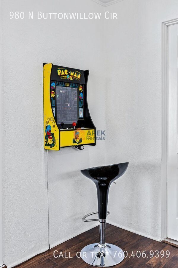 Building Photo - 980 N Buttonwillow Cir