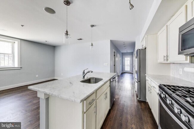 Primary Photo - 1480 Harvard St NW