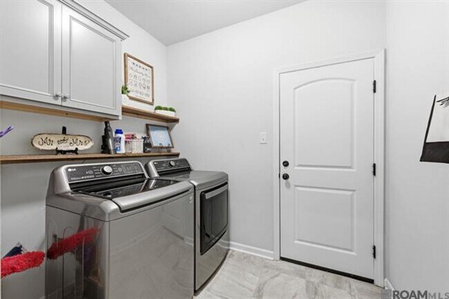 Building Photo - 4 Bedroom House Near LSU on Burbank