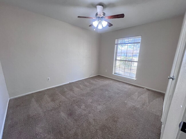 Building Photo - 4 Bedroom 2 Bathroom in Northwest Houston ...