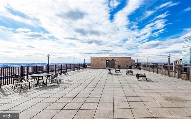 Building Photo - 4600 S Four Mile Run Dr