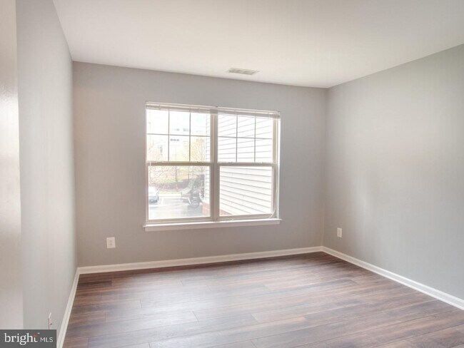 End Bedroom - 11710 Olde English Dr