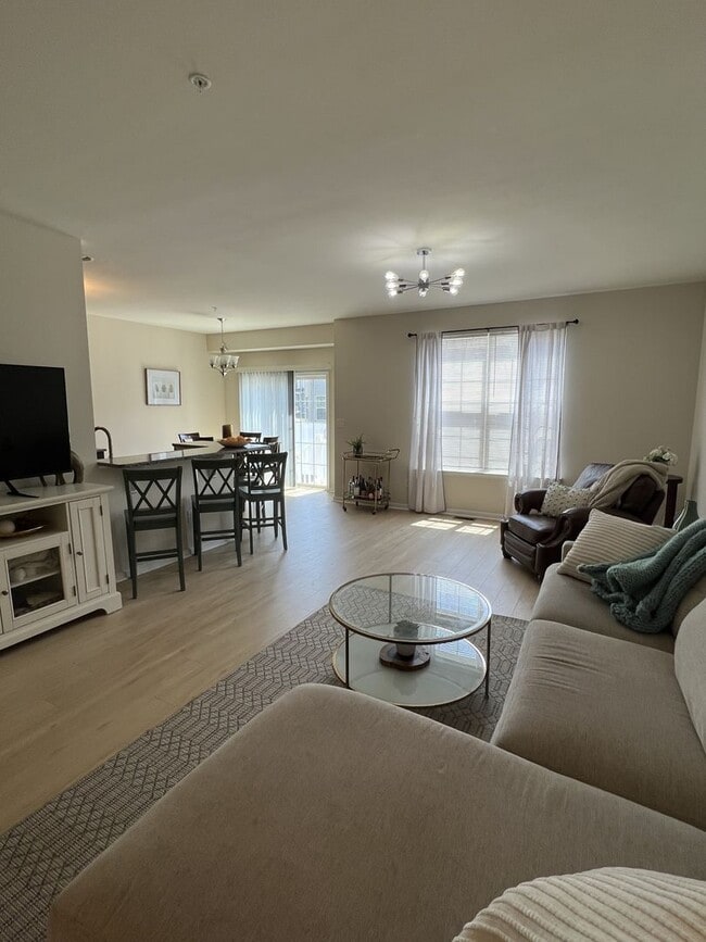Building Photo - Beautiful like-new townhouse in Parkland school disctrict!