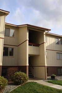 Building Photo - 2 Bedroom Condo on a Lake!