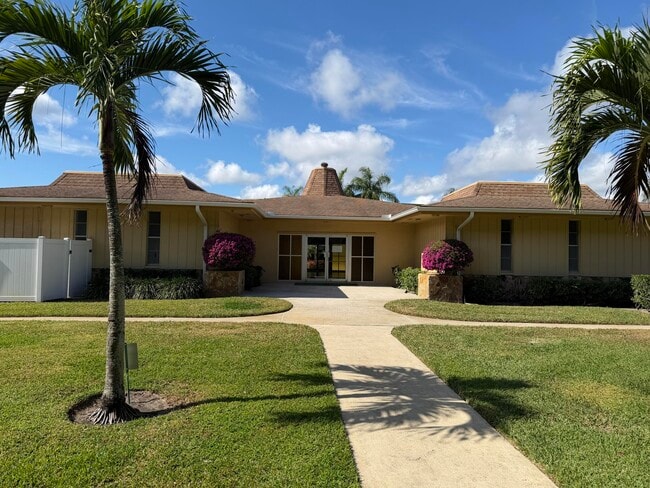 Building Photo - 600 Village Green Ct