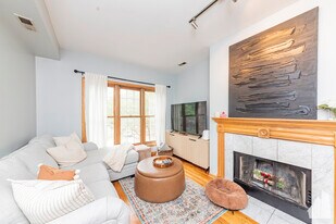 Building Photo - 844 N Wood St