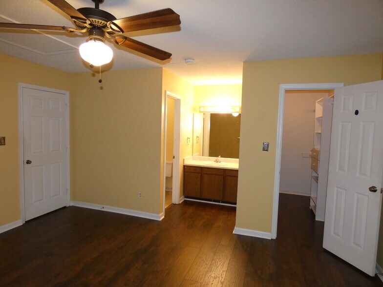 Building Photo - 3605 Pine Knoll Dr
