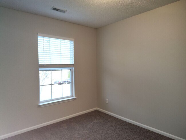 Building Photo - Pristine, 4 bed, 2.5 bath Home Located in the Southbridge Forest Community!