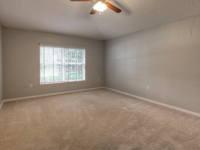 Building Photo - 744 Westcliffe Dr