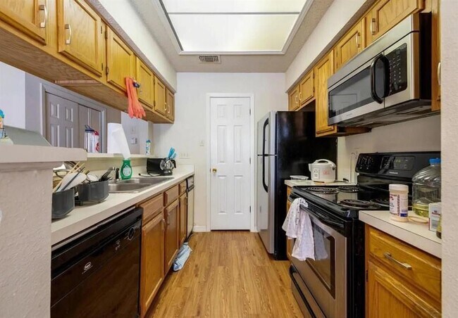 Building Photo - 915 W 23rd St